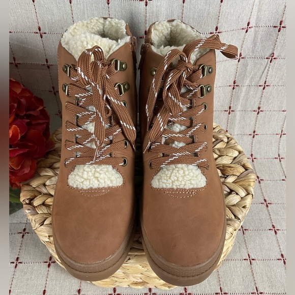 Nordstrom “Chiara” Lug Ankle Boots Fully Faux Sherpa Lined & Faux Leather 7 - Picture 3 of 7